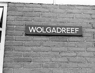 127511 Afbeelding van het straatnaambordje Wolgadreef aan de gevel van een huis aan de Wolgadreef te Utrecht.